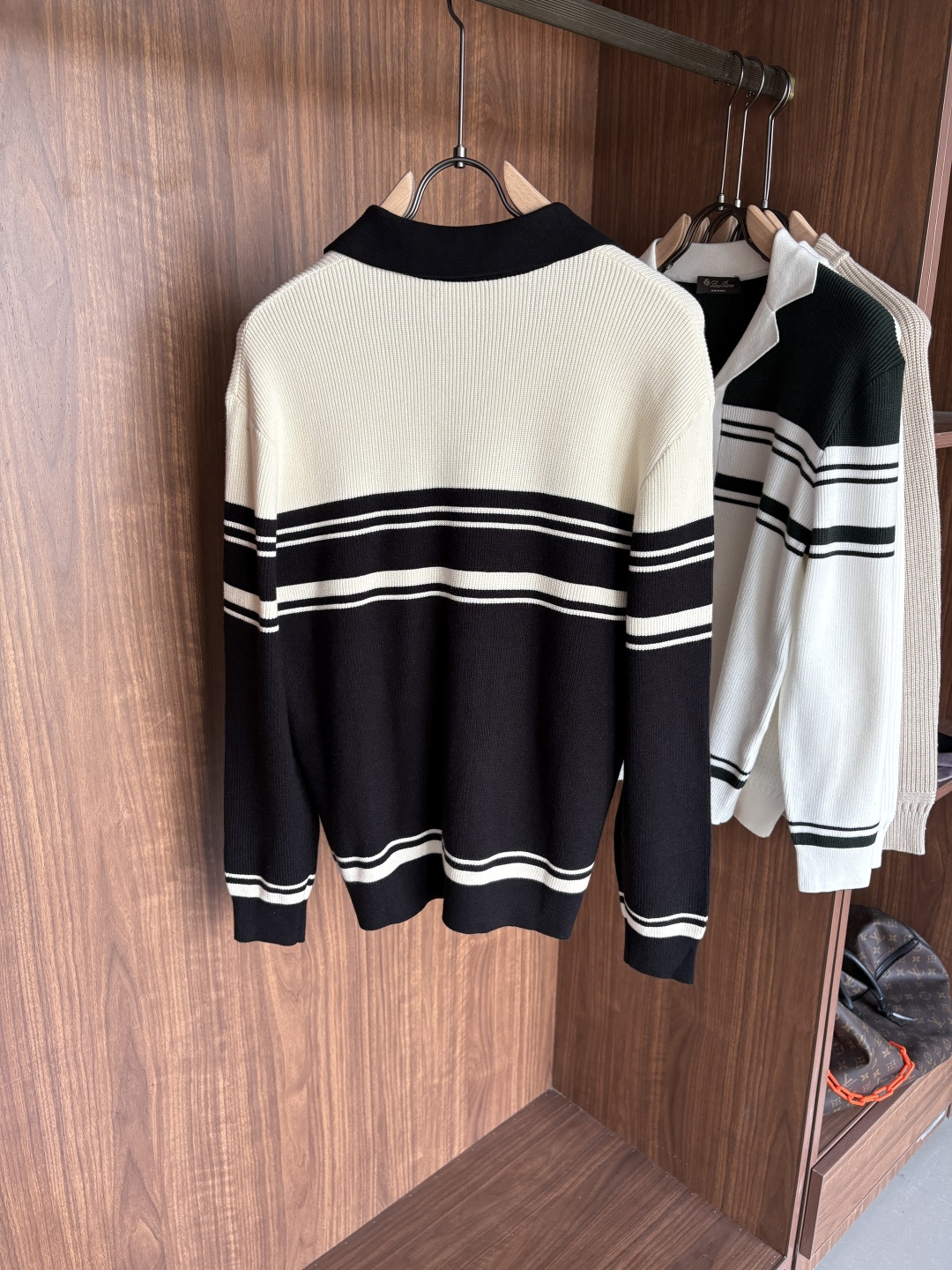 耗时王”菱形提花设计甄选超细优质纱线翻领短袖男士典藏款「耗时王」长袖针织奢雅工艺，触肤即高阶。• 匠心底