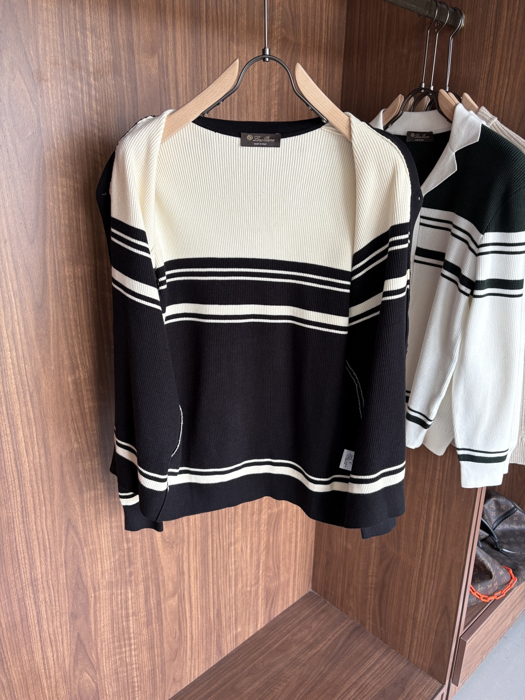 耗时王”菱形提花设计甄选超细优质纱线翻领短袖男士典藏款「耗时王」长袖针织奢雅工艺，触肤即高阶。• 匠心底