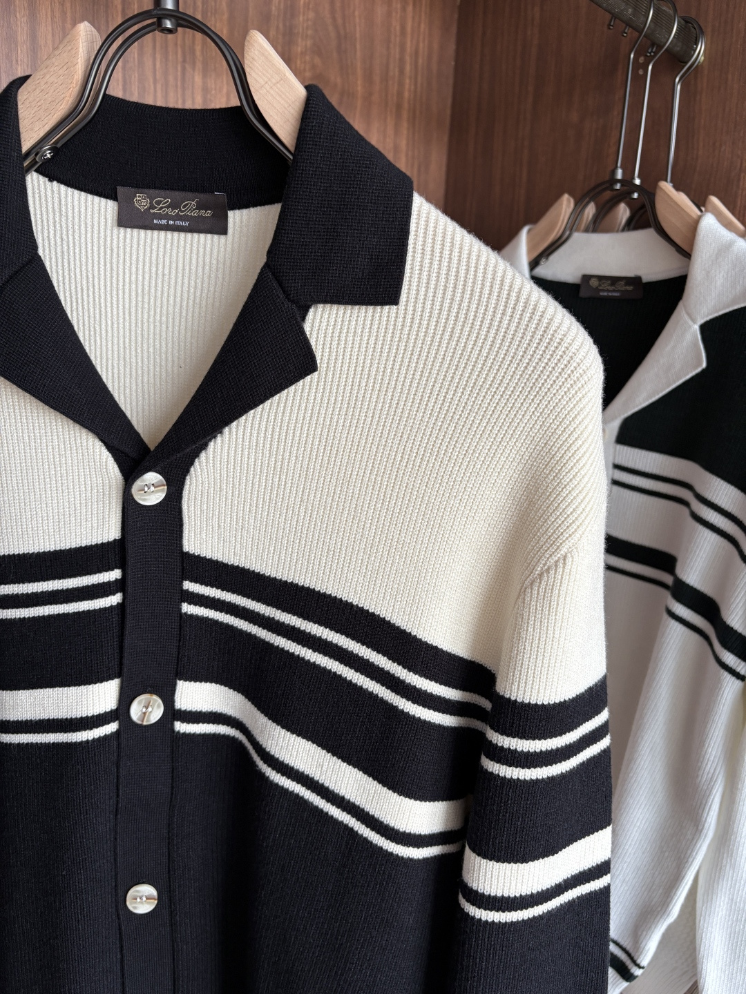 耗时王”菱形提花设计甄选超细优质纱线翻领短袖男士典藏款「耗时王」长袖针织奢雅工艺，触肤即高阶。• 匠心底