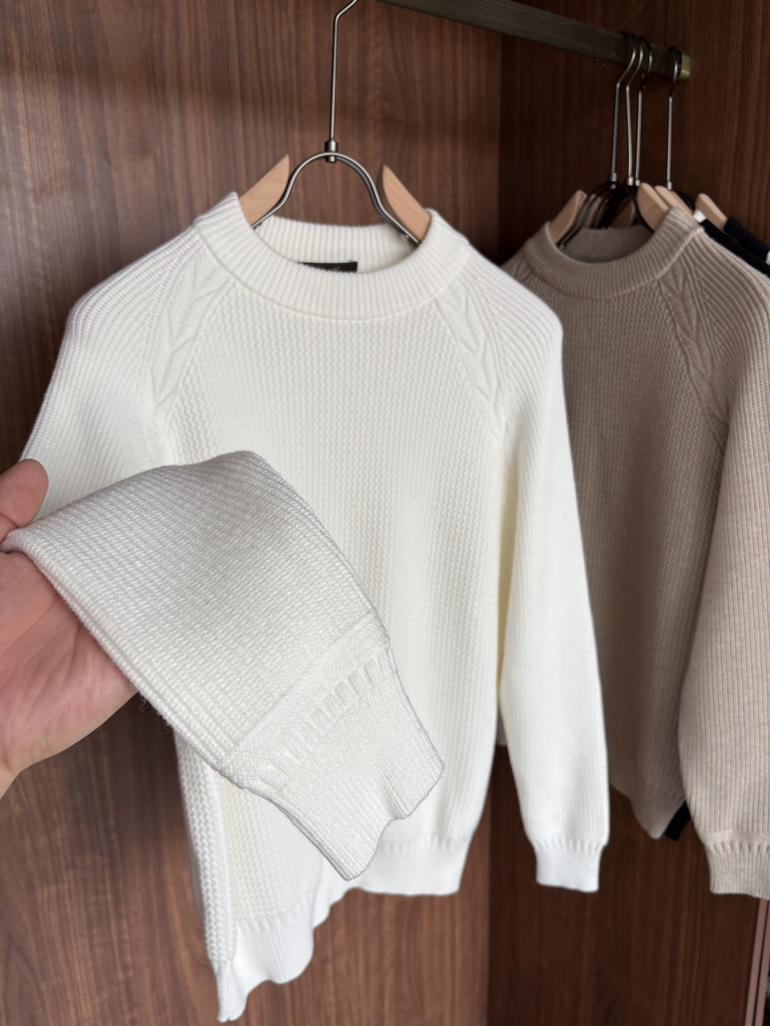 耗时王”菱形提花设计甄选超细优质纱线翻领短袖男士典藏款「耗时王」长袖针织奢雅工艺，触肤即高阶。• 匠心底