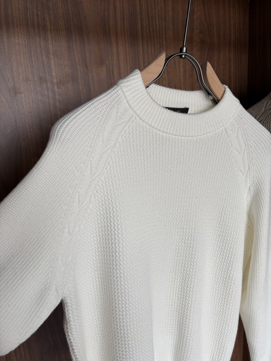 耗时王”菱形提花设计甄选超细优质纱线翻领短袖男士典藏款「耗时王」长袖针织奢雅工艺，触肤即高阶。• 匠心底