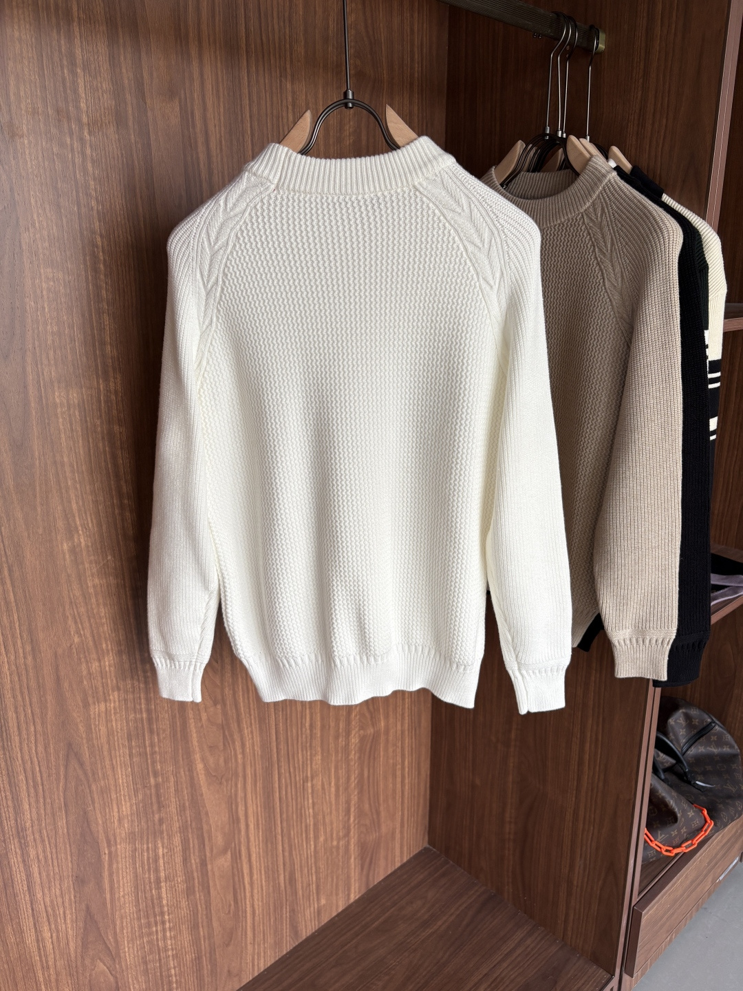 耗时王”菱形提花设计甄选超细优质纱线翻领短袖男士典藏款「耗时王」长袖针织奢雅工艺，触肤即高阶。• 匠心底