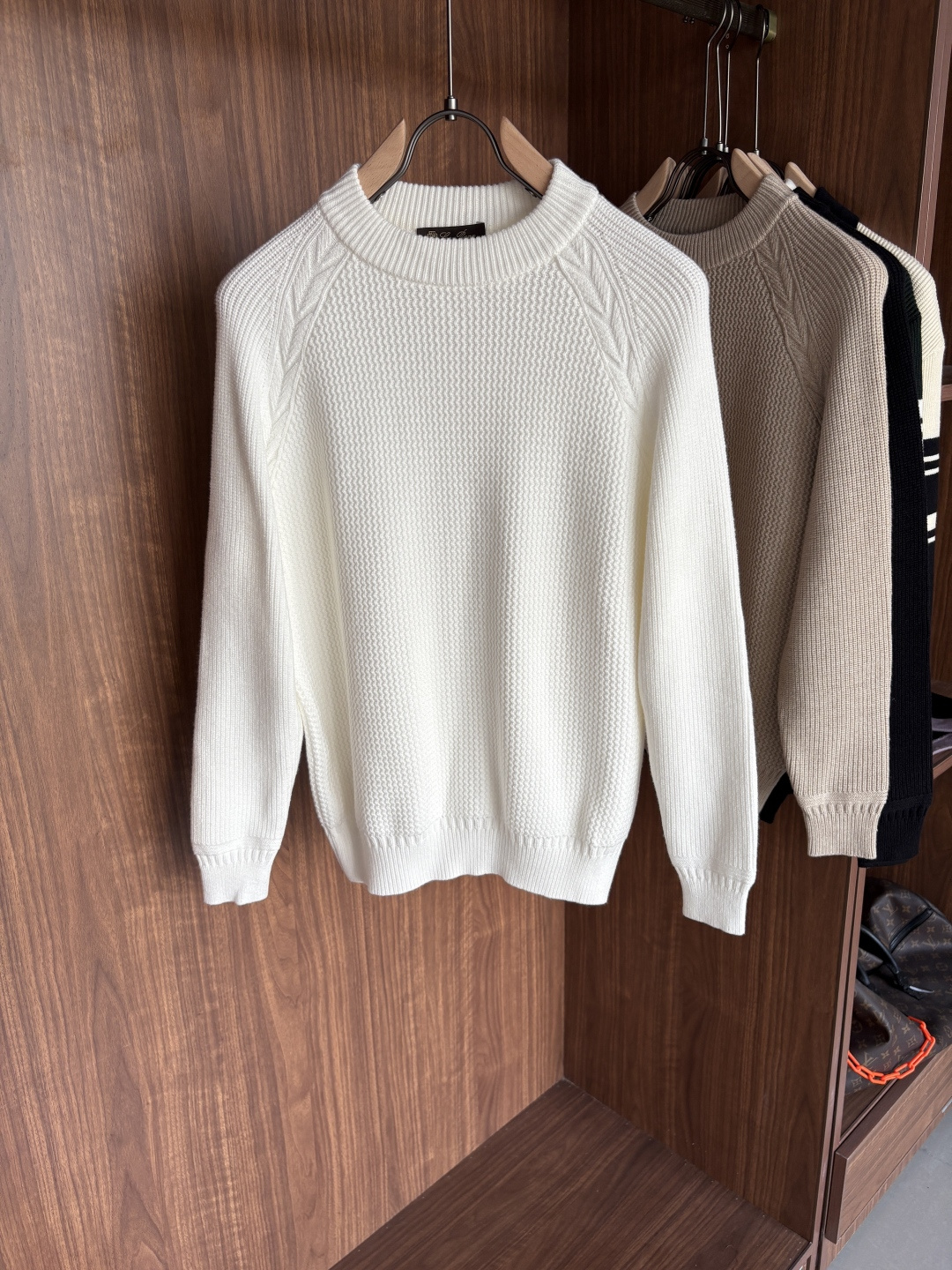 耗时王”菱形提花设计甄选超细优质纱线翻领短袖男士典藏款「耗时王」长袖针织奢雅工艺，触肤即高阶。• 匠心底