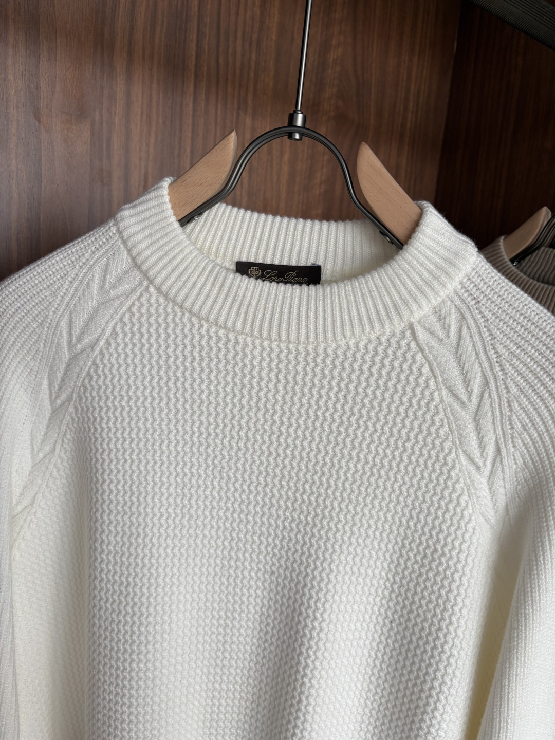 耗时王”菱形提花设计甄选超细优质纱线翻领短袖男士典藏款「耗时王」长袖针织奢雅工艺，触肤即高阶。• 匠心底