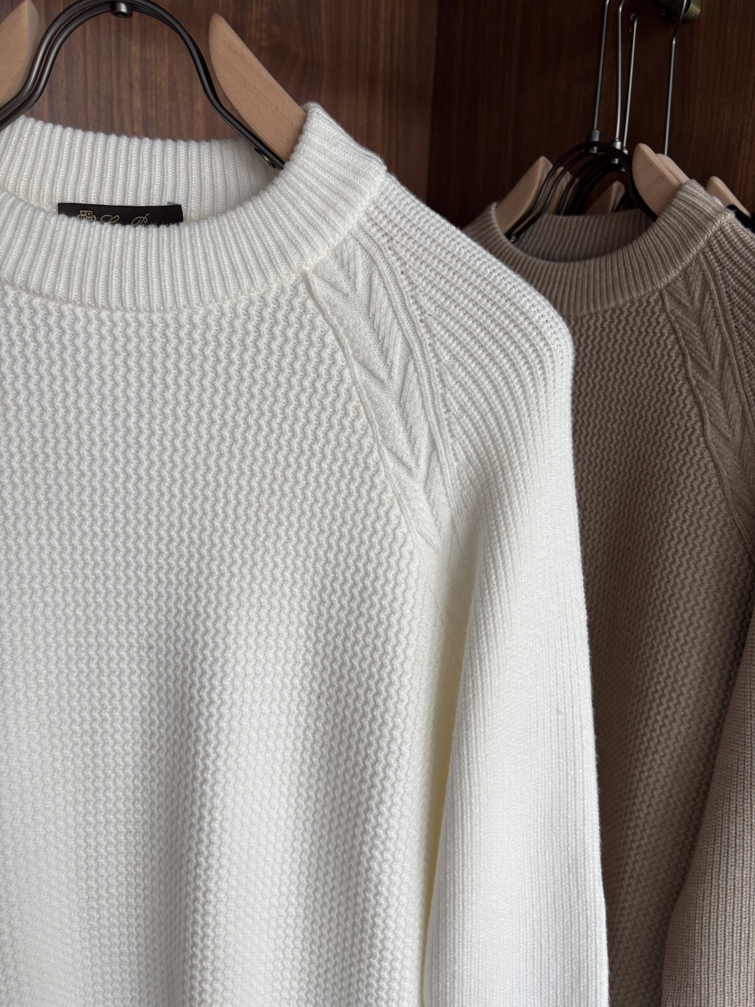 耗时王”菱形提花设计甄选超细优质纱线翻领短袖男士典藏款「耗时王」长袖针织奢雅工艺，触肤即高阶。• 匠心底