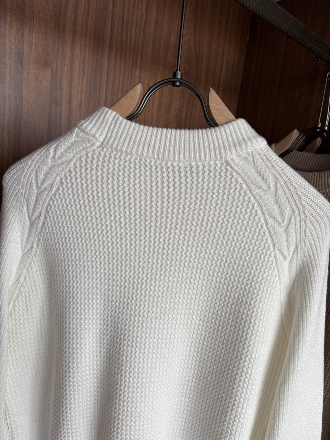 耗时王”菱形提花设计甄选超细优质纱线翻领短袖男士典藏款「耗时王」长袖针织奢雅工艺，触肤即高阶。• 匠心底