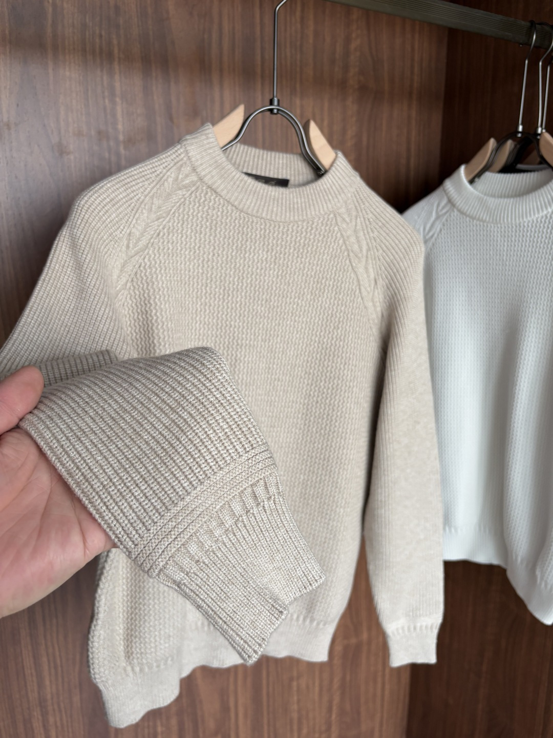 耗时王”菱形提花设计甄选超细优质纱线翻领短袖男士典藏款「耗时王」长袖针织奢雅工艺，触肤即高阶。• 匠心底