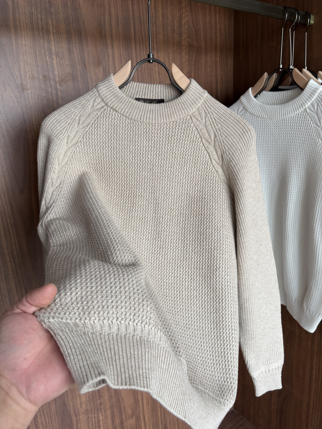 耗时王”菱形提花设计甄选超细优质纱线翻领短袖男士典藏款「耗时王」长袖针织奢雅工艺，触肤即高阶。• 匠心底