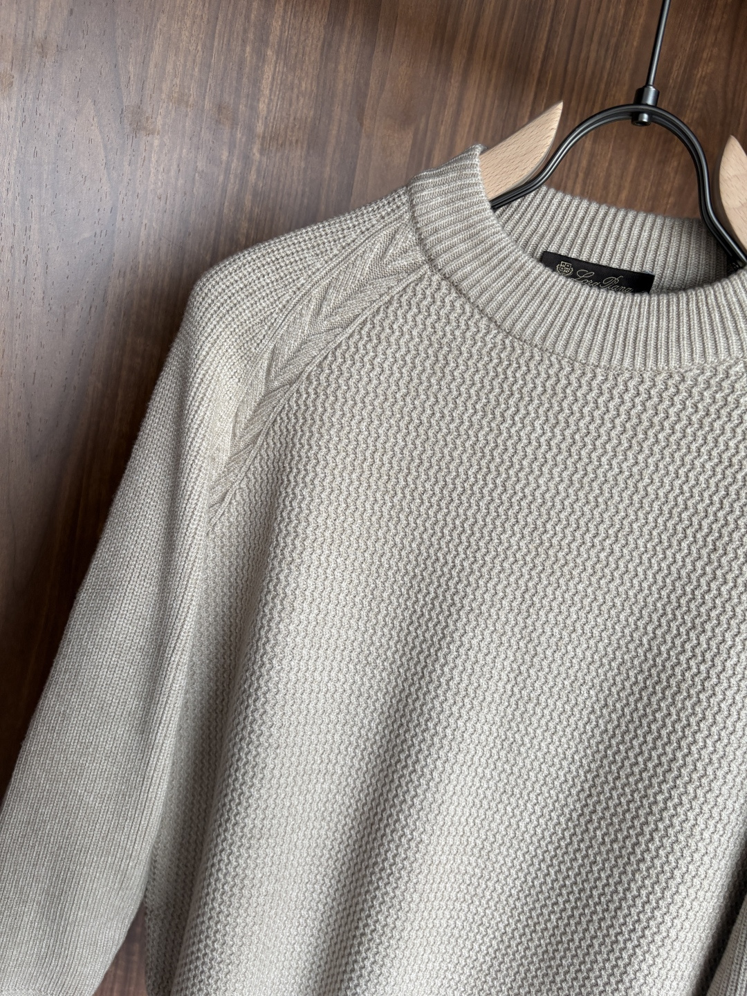 耗时王”菱形提花设计甄选超细优质纱线翻领短袖男士典藏款「耗时王」长袖针织奢雅工艺，触肤即高阶。• 匠心底