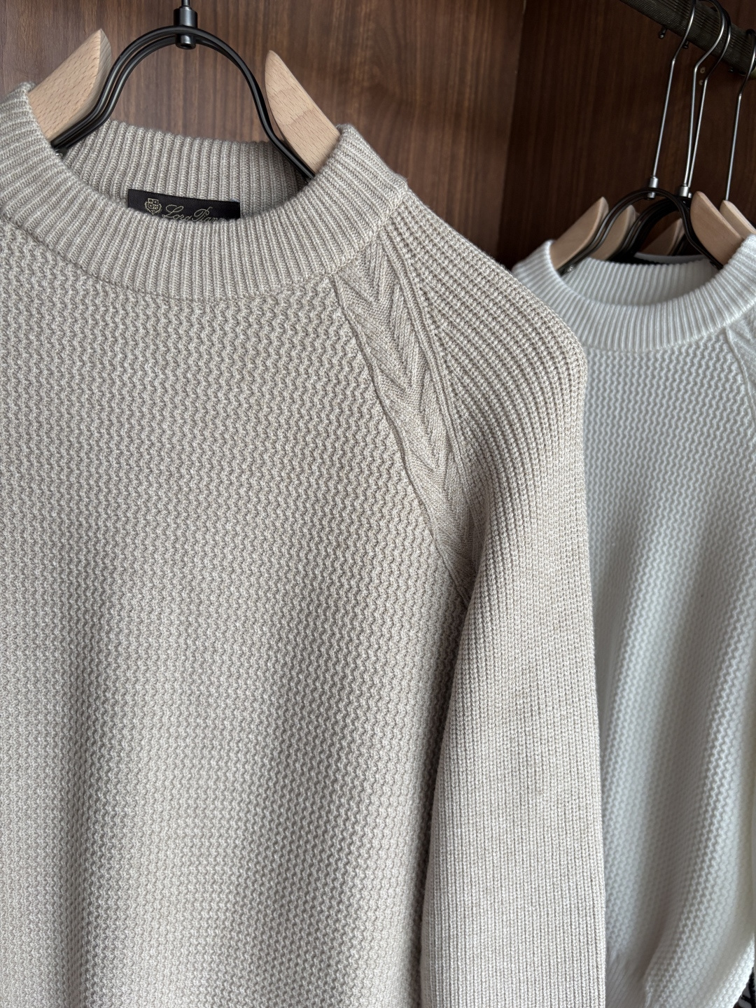 耗时王”菱形提花设计甄选超细优质纱线翻领短袖男士典藏款「耗时王」长袖针织奢雅工艺，触肤即高阶。• 匠心底