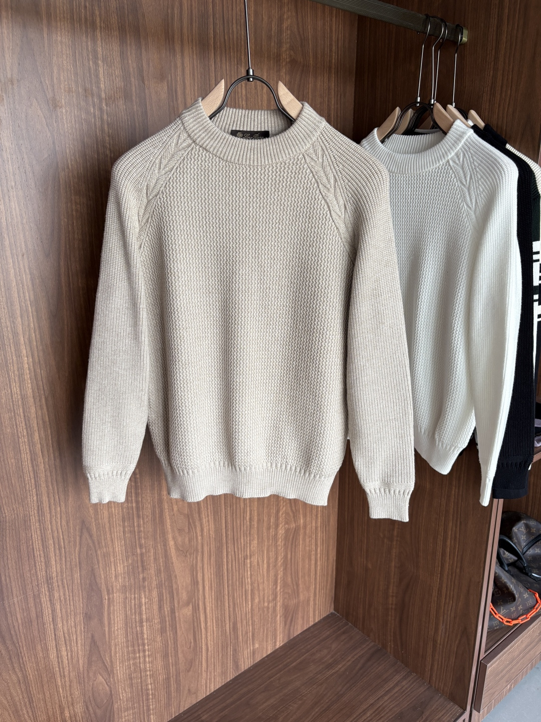 耗时王”菱形提花设计甄选超细优质纱线翻领短袖男士典藏款「耗时王」长袖针织奢雅工艺，触肤即高阶。• 匠心底