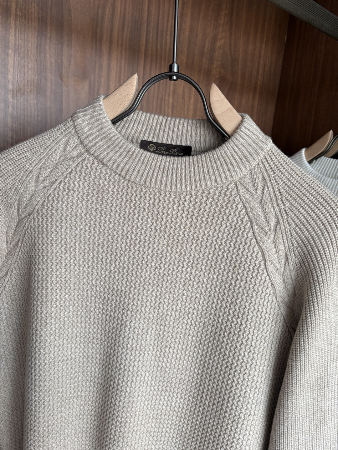 耗时王”菱形提花设计甄选超细优质纱线翻领短袖男士典藏款「耗时王」长袖针织奢雅工艺，触肤即高阶。• 匠心底