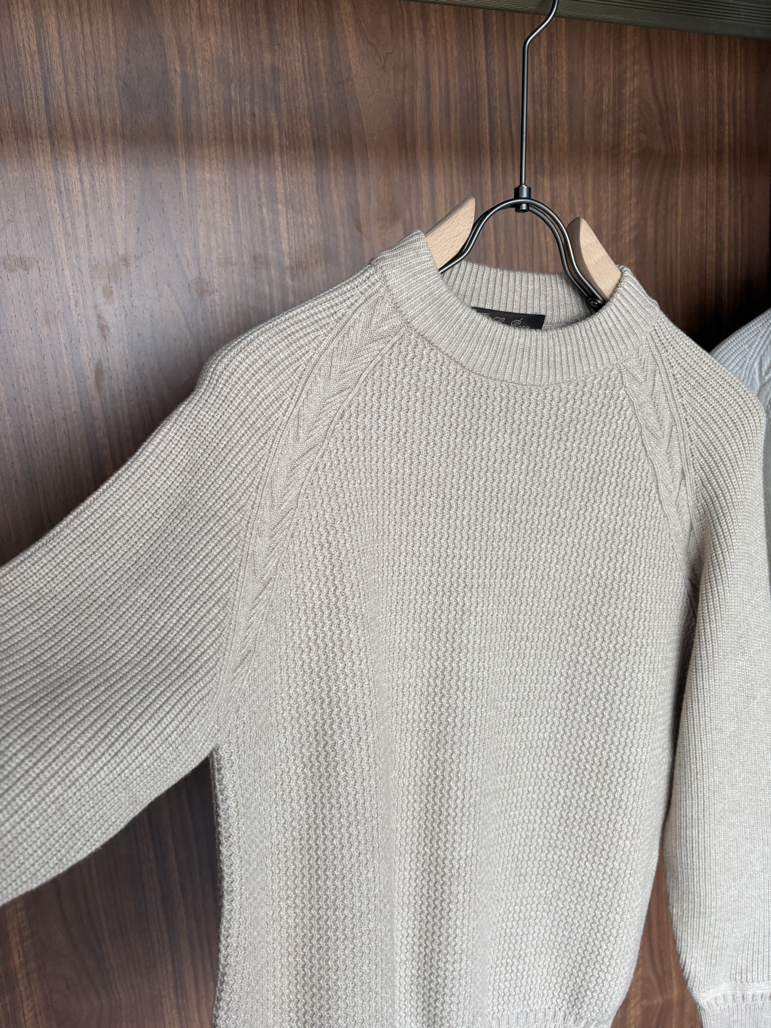 耗时王”菱形提花设计甄选超细优质纱线翻领短袖男士典藏款「耗时王」长袖针织奢雅工艺，触肤即高阶。• 匠心底