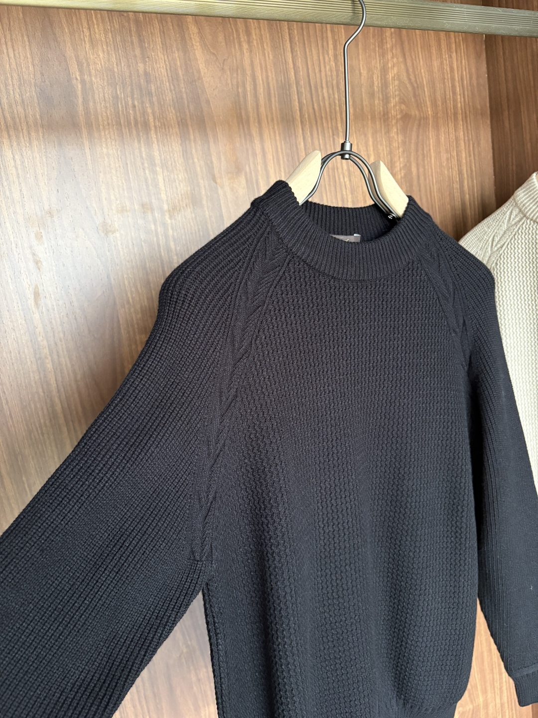 耗时王”菱形提花设计甄选超细优质纱线翻领短袖男士典藏款「耗时王」长袖针织奢雅工艺，触肤即高阶。• 匠心底