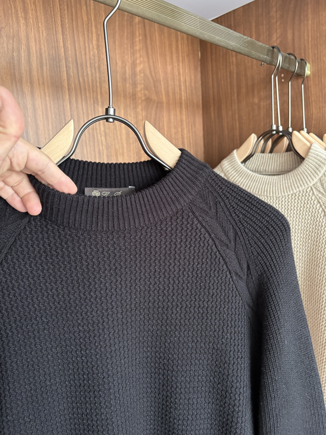 耗时王”菱形提花设计甄选超细优质纱线翻领短袖男士典藏款「耗时王」长袖针织奢雅工艺，触肤即高阶。• 匠心底