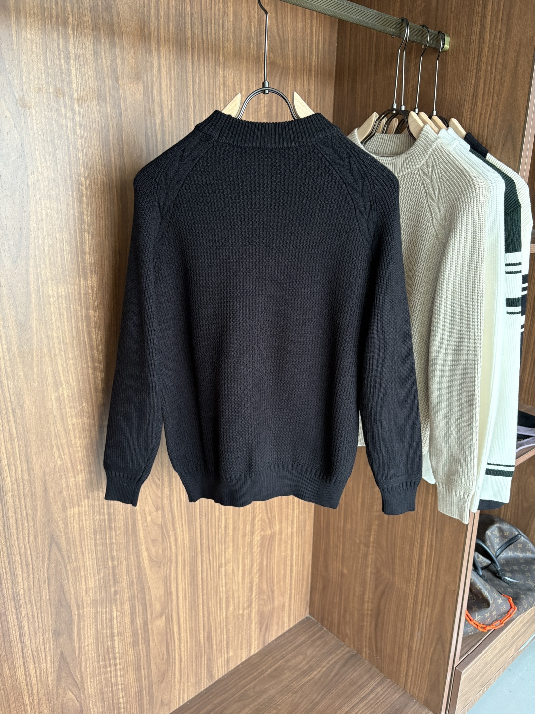 耗时王”菱形提花设计甄选超细优质纱线翻领短袖男士典藏款「耗时王」长袖针织奢雅工艺，触肤即高阶。• 匠心底