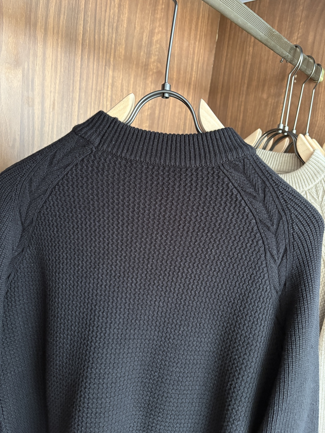 耗时王”菱形提花设计甄选超细优质纱线翻领短袖男士典藏款「耗时王」长袖针织奢雅工艺，触肤即高阶。• 匠心底