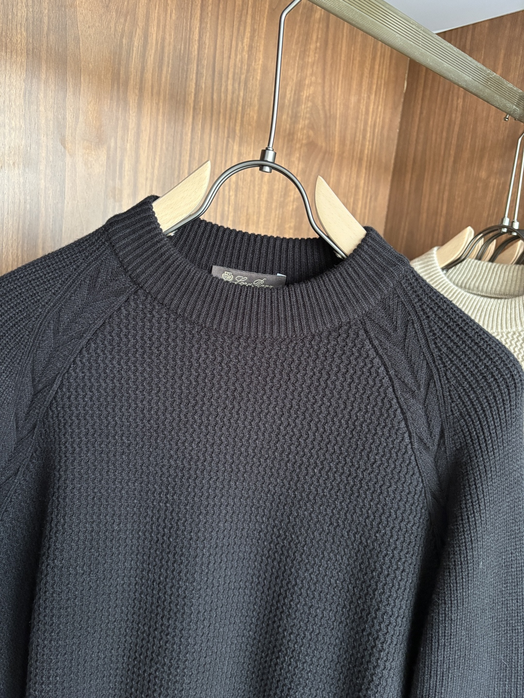 耗时王”菱形提花设计甄选超细优质纱线翻领短袖男士典藏款「耗时王」长袖针织奢雅工艺，触肤即高阶。• 匠心底