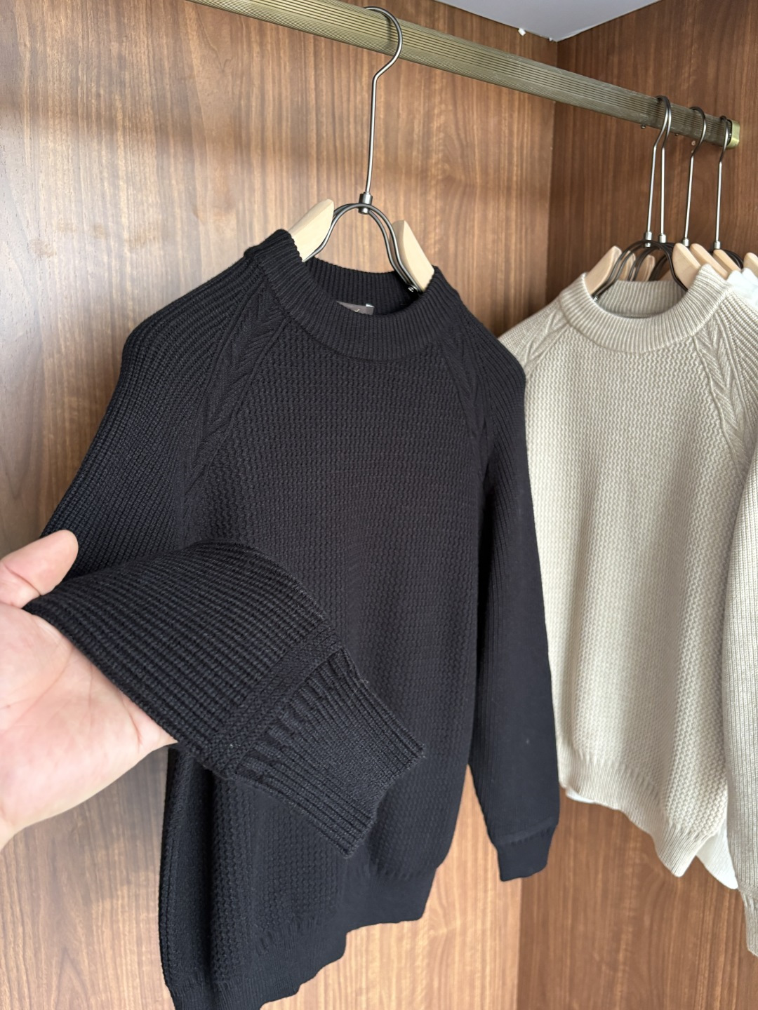 耗时王”菱形提花设计甄选超细优质纱线翻领短袖男士典藏款「耗时王」长袖针织奢雅工艺，触肤即高阶。• 匠心底