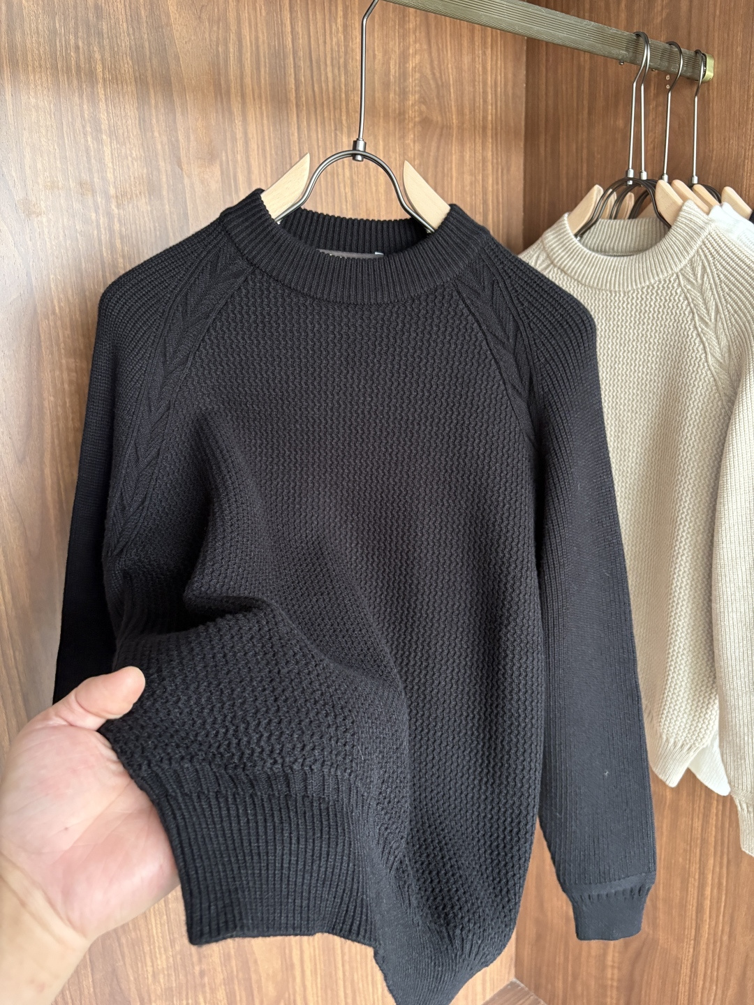 耗时王”菱形提花设计甄选超细优质纱线翻领短袖男士典藏款「耗时王」长袖针织奢雅工艺，触肤即高阶。• 匠心底