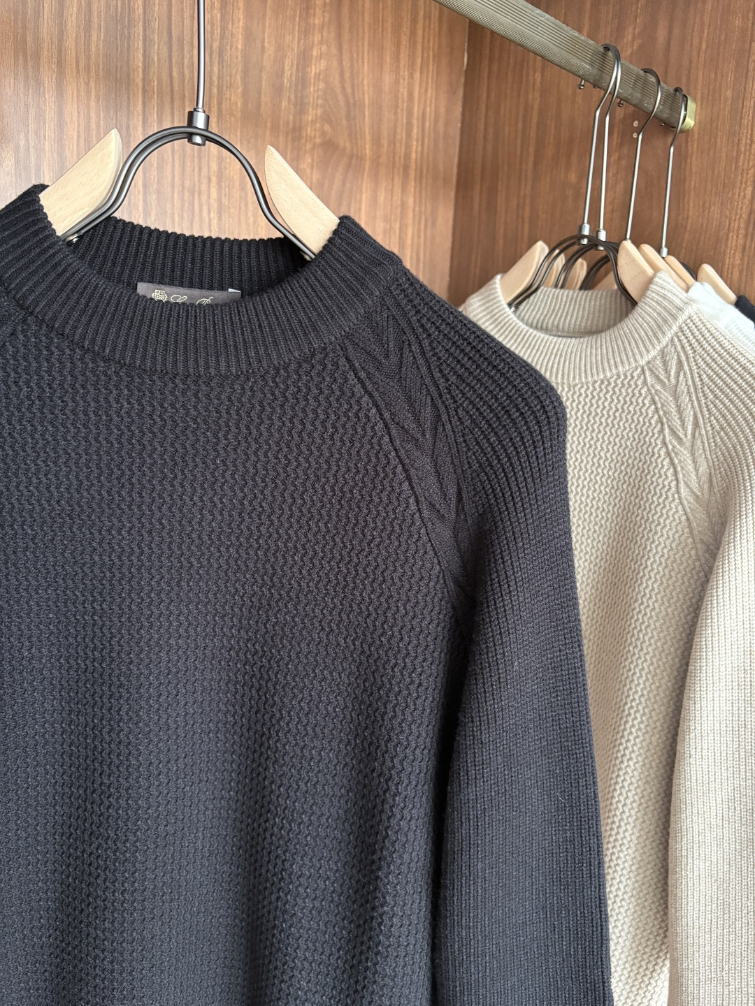 耗时王”菱形提花设计甄选超细优质纱线翻领短袖男士典藏款「耗时王」长袖针织奢雅工艺，触肤即高阶。• 匠心底