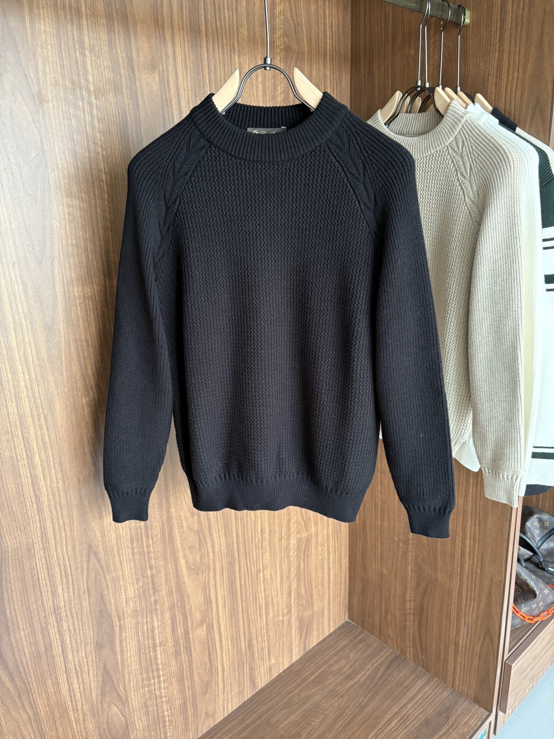 耗时王”菱形提花设计甄选超细优质纱线翻领短袖男士典藏款「耗时王」长袖针织奢雅工艺，触肤即高阶。• 匠心底