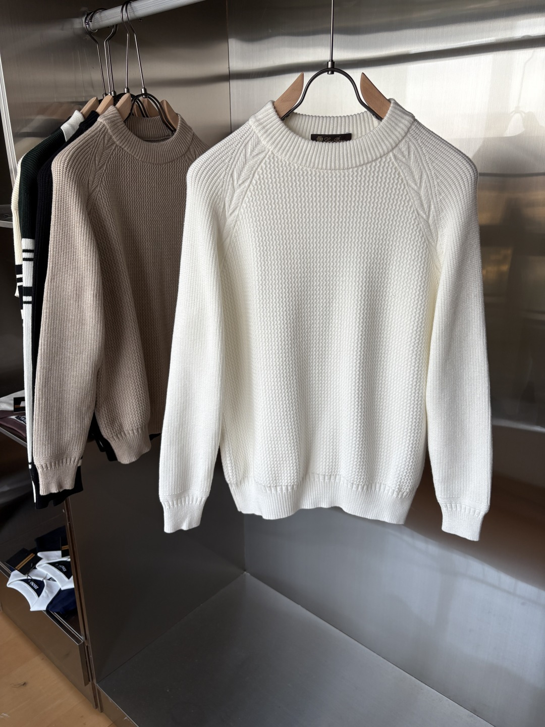 NO:518216,Time-consuming King' diamond jacquard design selects ultra-fine high-quality yarn lapel short-sleeved men's collection 'Time-consuming King' long-sleeved knitting and elegant craftsmanship, which touches the skin with high-end style. The ingenuity of diamond-shaped hollow jacquard is carved with three-dimensional diamond jacquard that takes months to carve, and the architectural aesthetic texture is weaving between warp and weft. The light and shadow penetrate through, and the gestures show low-key luxury. Classic lattice lapel long-sleeved design Simple lapel outlines neat lines, short-sleeved cut is suitable for multiple scenes - the layered suits during business meetings show elegance, casual wear reveals gentleman's taste, and the collection style never fades. The ultimate quality testimony of details Precision turning ensures that the seams are flat, the bone position is reinforced and durable and does not deform; the neckline threads have been washed and tested, and they are still as crisp as new as they wear for a long time, and every detail is a testimony of 'time-consuming'.  Code number M-3XL, T-shirt, business suit, alexander wang19860909耗时王”菱形提花设计甄选超细优质纱线翻领短袖男士典藏款「耗时王」长袖针织奢雅工艺,触肤即高阶. 匠心底蕴菱形镂空提花 耗时数月雕琢的立体菱形提花,经纬间织就建筑美学肌理,光影穿透时显隐交错,举手投足尽展低调奢华. 经典型格翻领长袖设计 简约翻领勾勒利落线条,短袖剪裁适配多场景——商务会晤时叠搭西装显儒雅,休闲时光单穿流露绅士品味,典藏款型永不褪色. 细节至臻品质见证 精密车工确保接缝平整,骨位加固耐穿不变形；领口螺纹经水洗测试,久穿仍挺括如新,每一处细节皆为「耗时」证言. 码数M-3XL,,T-shirt,business suit,alexander wang,Men's clothing