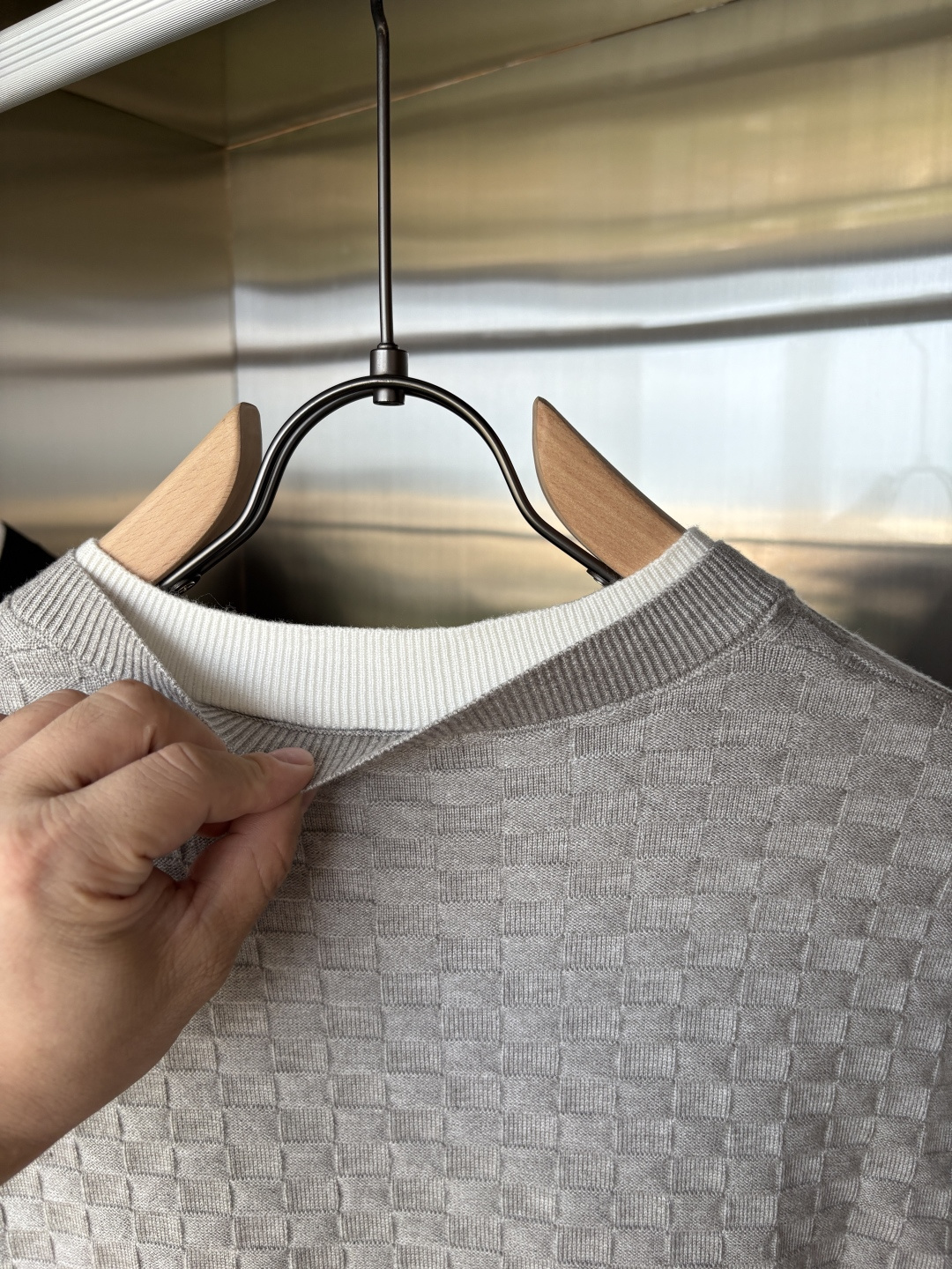 耗时王”菱形提花设计甄选超细优质纱线翻领短袖男士典藏款「耗时王」长袖针织奢雅工艺，触肤即高阶。• 匠心底