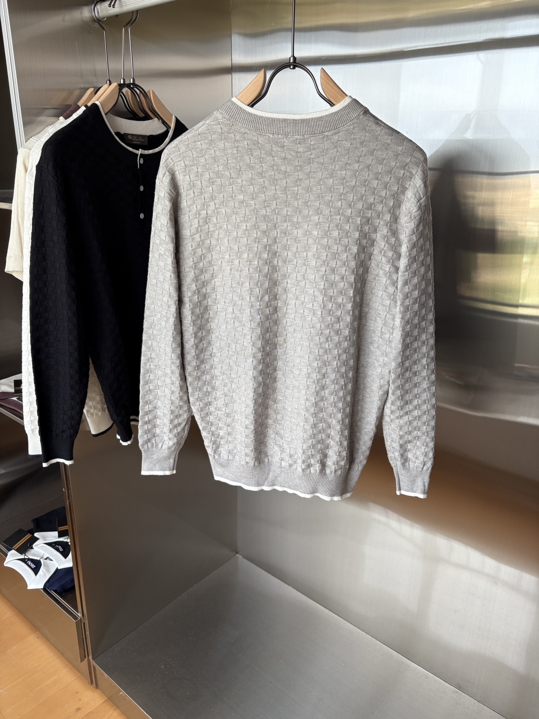 耗时王”菱形提花设计甄选超细优质纱线翻领短袖男士典藏款「耗时王」长袖针织奢雅工艺，触肤即高阶。• 匠心底