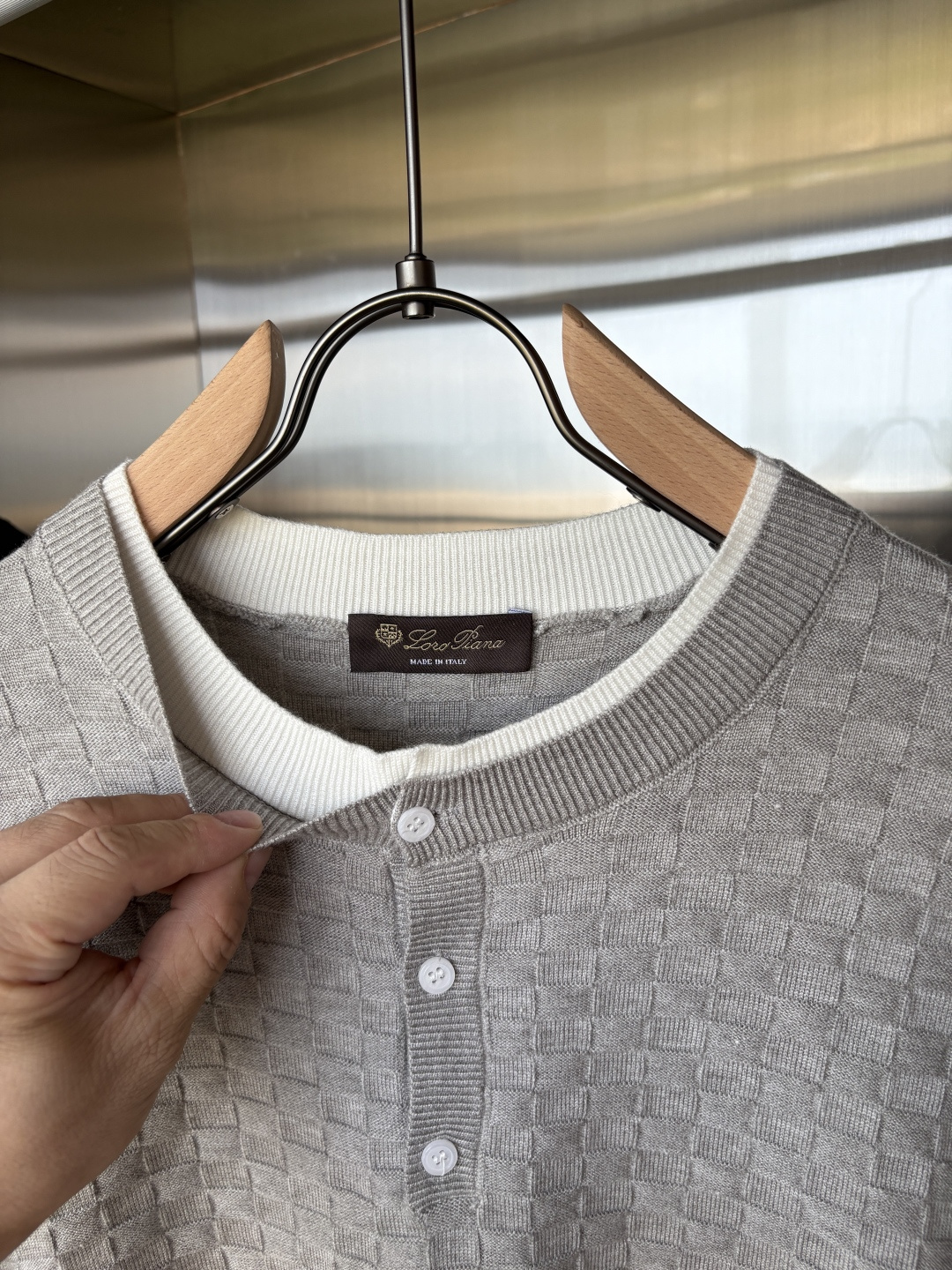 耗时王”菱形提花设计甄选超细优质纱线翻领短袖男士典藏款「耗时王」长袖针织奢雅工艺，触肤即高阶。• 匠心底