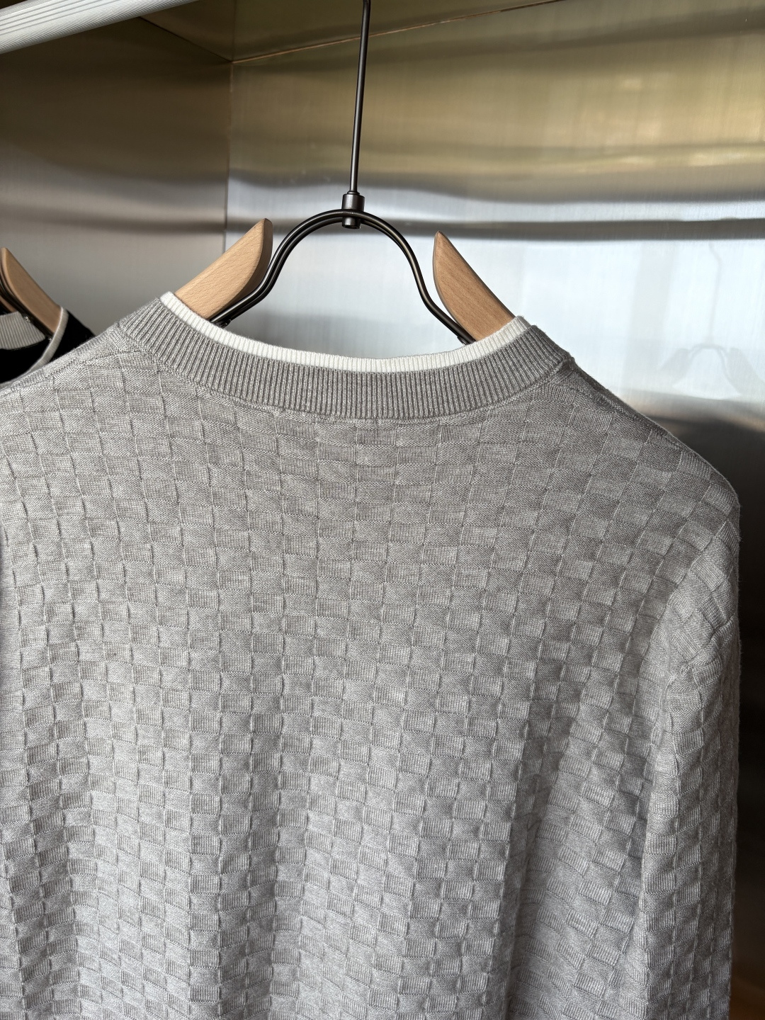 耗时王”菱形提花设计甄选超细优质纱线翻领短袖男士典藏款「耗时王」长袖针织奢雅工艺，触肤即高阶。• 匠心底