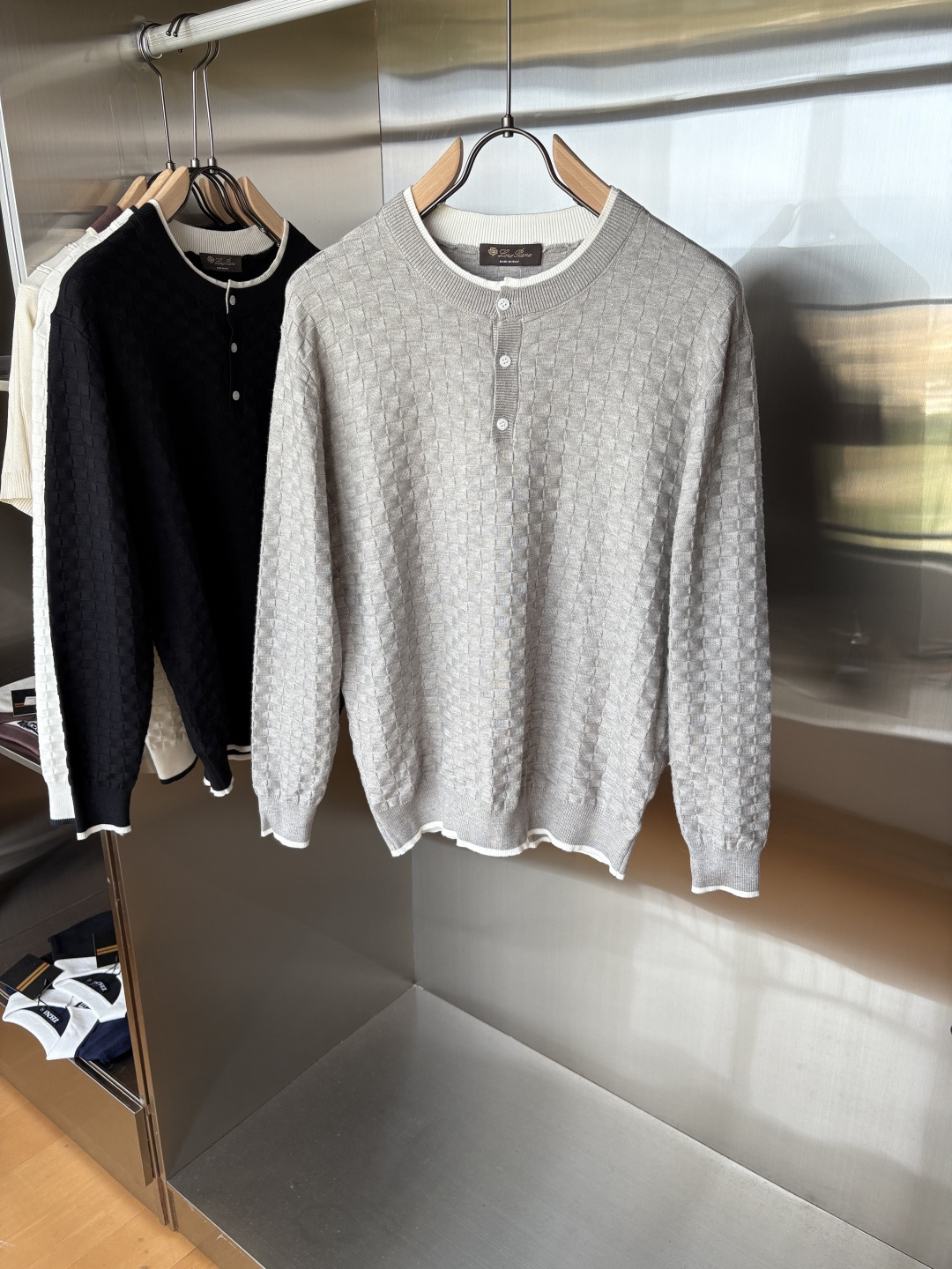 耗时王”菱形提花设计甄选超细优质纱线翻领短袖男士典藏款「耗时王」长袖针织奢雅工艺，触肤即高阶。• 匠心底