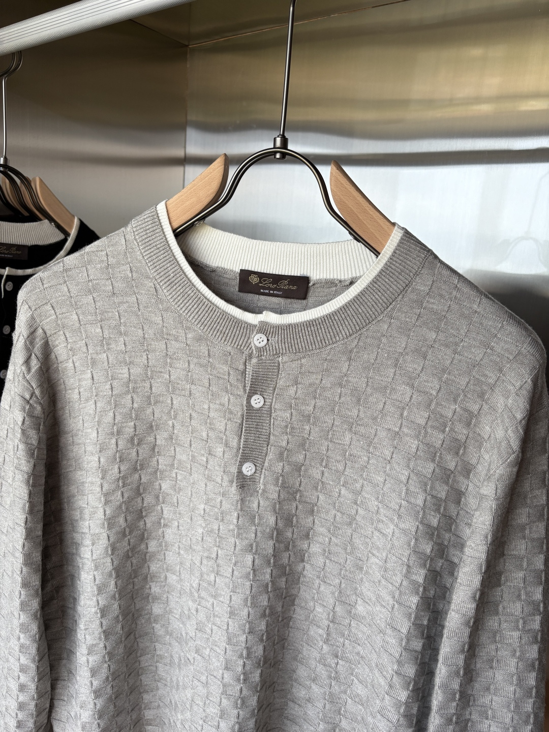 耗时王”菱形提花设计甄选超细优质纱线翻领短袖男士典藏款「耗时王」长袖针织奢雅工艺，触肤即高阶。• 匠心底