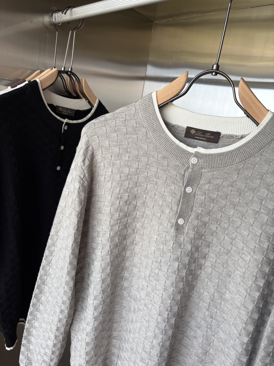 耗时王”菱形提花设计甄选超细优质纱线翻领短袖男士典藏款「耗时王」长袖针织奢雅工艺，触肤即高阶。• 匠心底