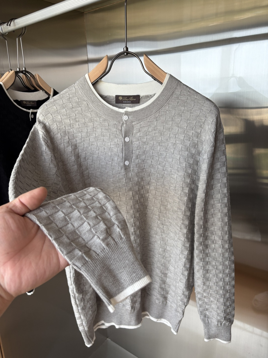 耗时王”菱形提花设计甄选超细优质纱线翻领短袖男士典藏款「耗时王」长袖针织奢雅工艺，触肤即高阶。• 匠心底