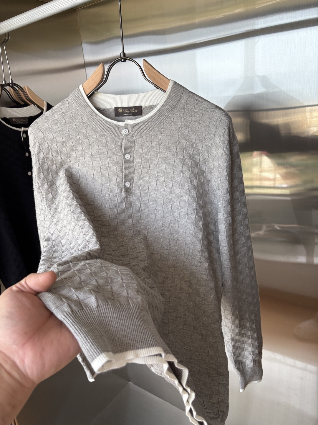 耗时王”菱形提花设计甄选超细优质纱线翻领短袖男士典藏款「耗时王」长袖针织奢雅工艺，触肤即高阶。• 匠心底