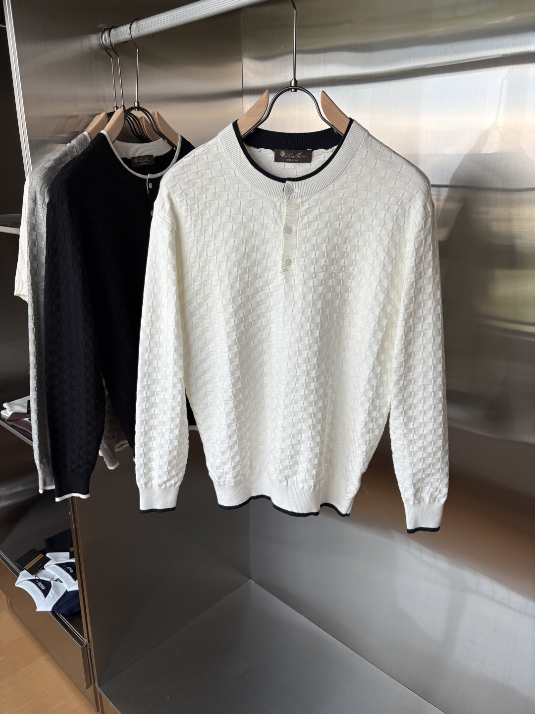 耗时王”菱形提花设计甄选超细优质纱线翻领短袖男士典藏款「耗时王」长袖针织奢雅工艺，触肤即高阶。• 匠心底