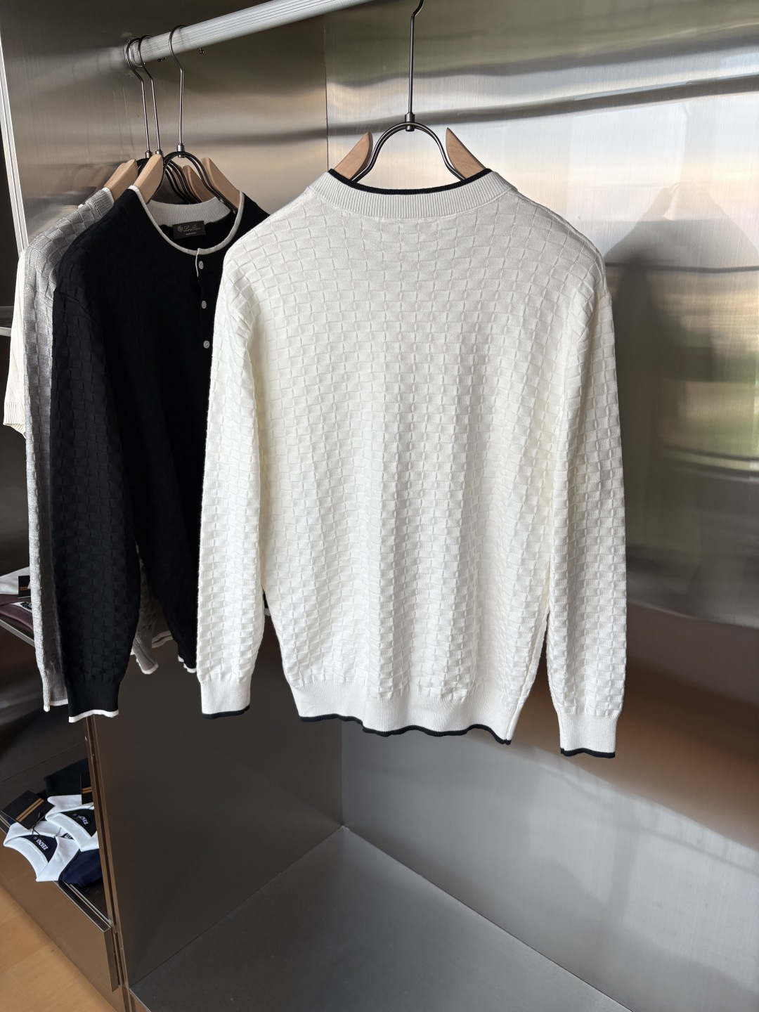 耗时王”菱形提花设计甄选超细优质纱线翻领短袖男士典藏款「耗时王」长袖针织奢雅工艺，触肤即高阶。• 匠心底
