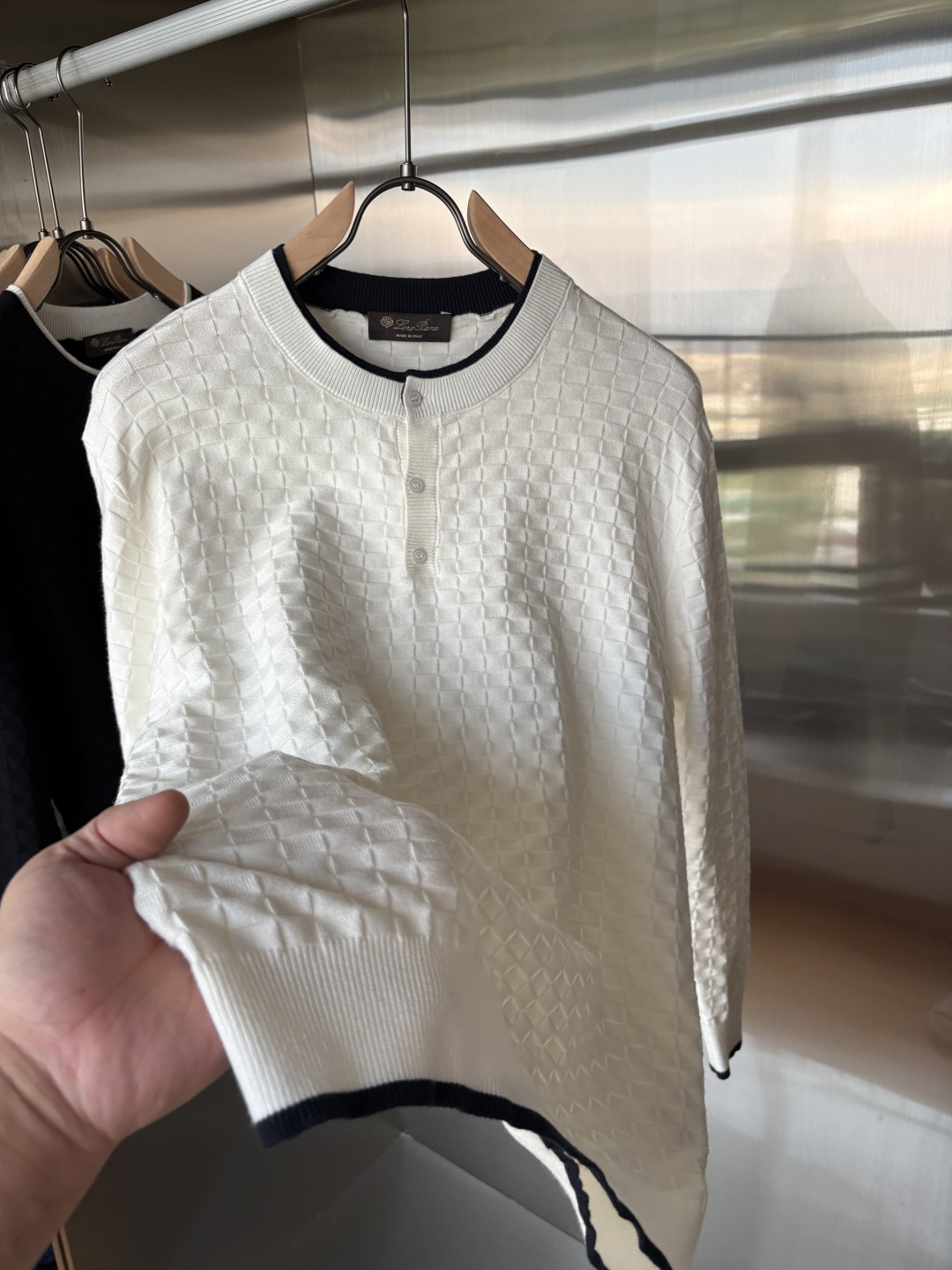 耗时王”菱形提花设计甄选超细优质纱线翻领短袖男士典藏款「耗时王」长袖针织奢雅工艺，触肤即高阶。• 匠心底