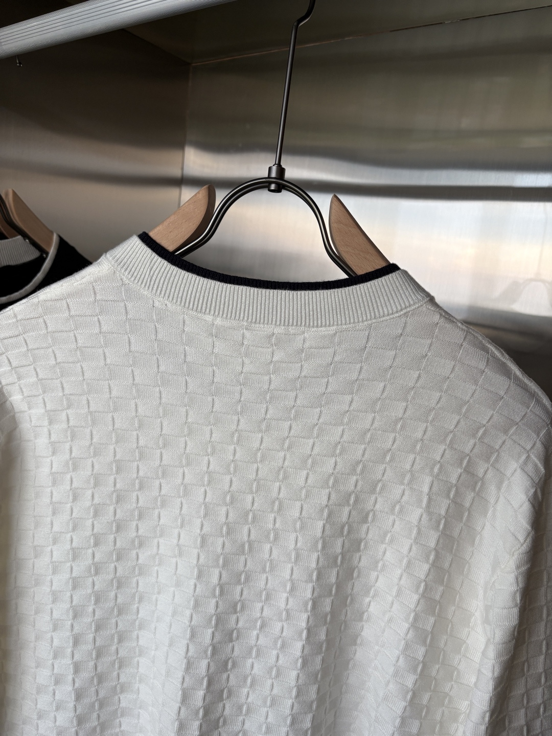 耗时王”菱形提花设计甄选超细优质纱线翻领短袖男士典藏款「耗时王」长袖针织奢雅工艺，触肤即高阶。• 匠心底