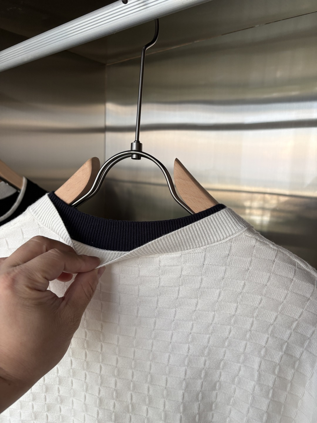 耗时王”菱形提花设计甄选超细优质纱线翻领短袖男士典藏款「耗时王」长袖针织奢雅工艺，触肤即高阶。• 匠心底