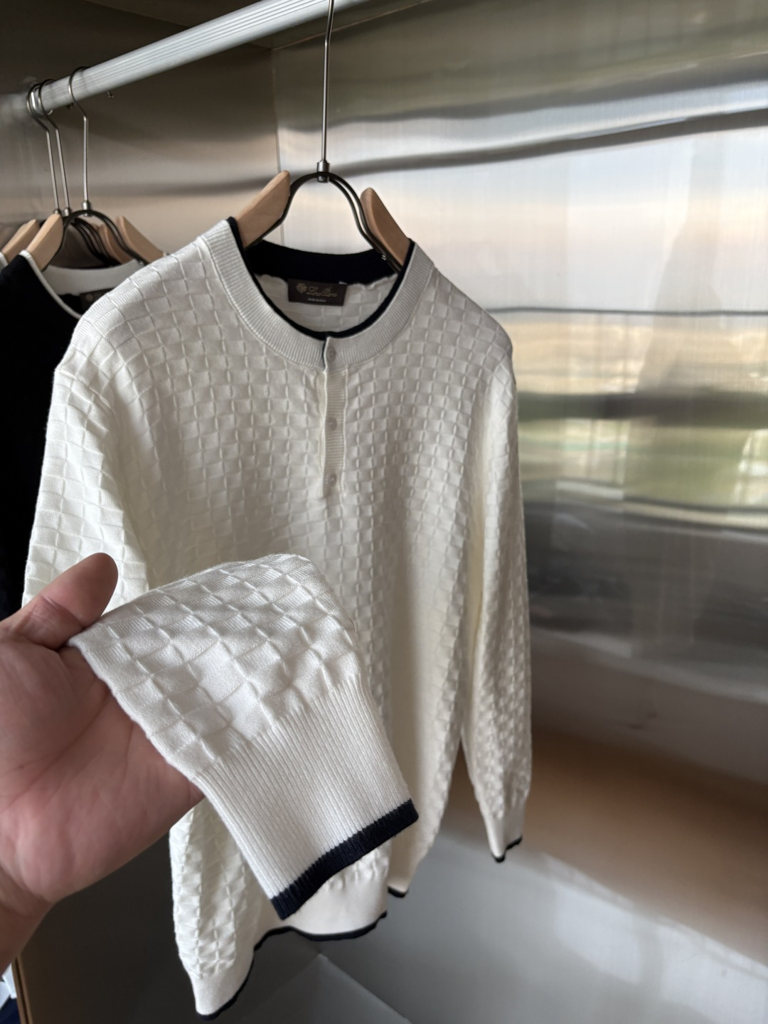 耗时王”菱形提花设计甄选超细优质纱线翻领短袖男士典藏款「耗时王」长袖针织奢雅工艺，触肤即高阶。• 匠心底