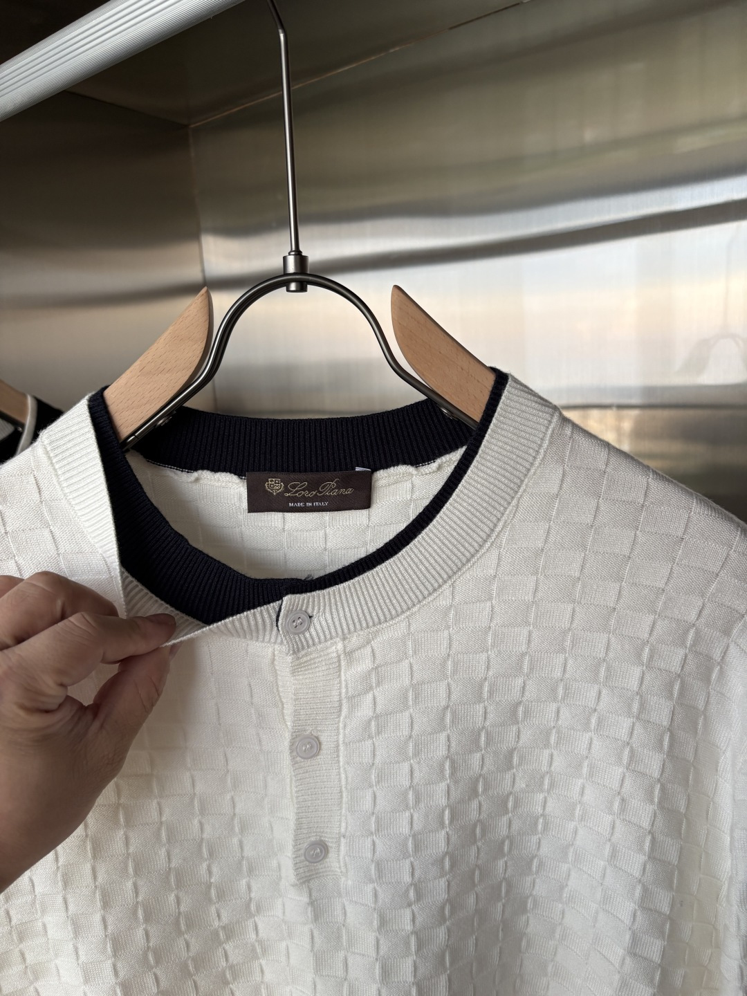 耗时王”菱形提花设计甄选超细优质纱线翻领短袖男士典藏款「耗时王」长袖针织奢雅工艺，触肤即高阶。• 匠心底