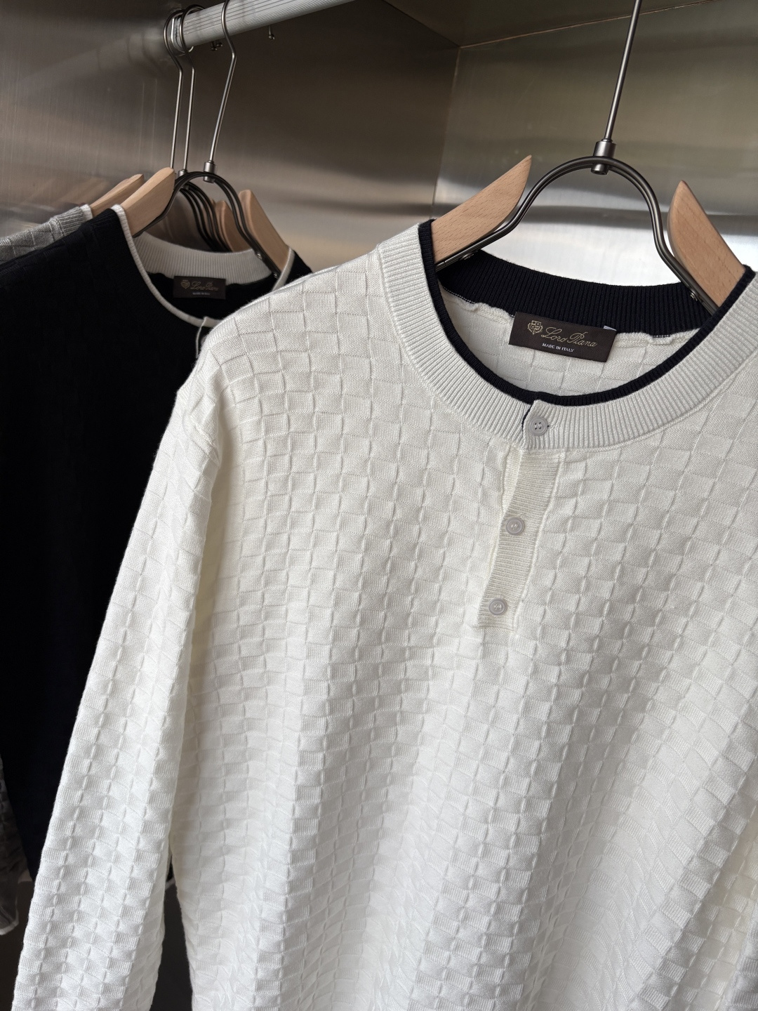 耗时王”菱形提花设计甄选超细优质纱线翻领短袖男士典藏款「耗时王」长袖针织奢雅工艺，触肤即高阶。• 匠心底