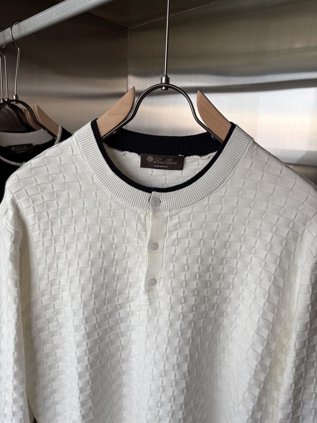 耗时王”菱形提花设计甄选超细优质纱线翻领短袖男士典藏款「耗时王」长袖针织奢雅工艺，触肤即高阶。• 匠心底