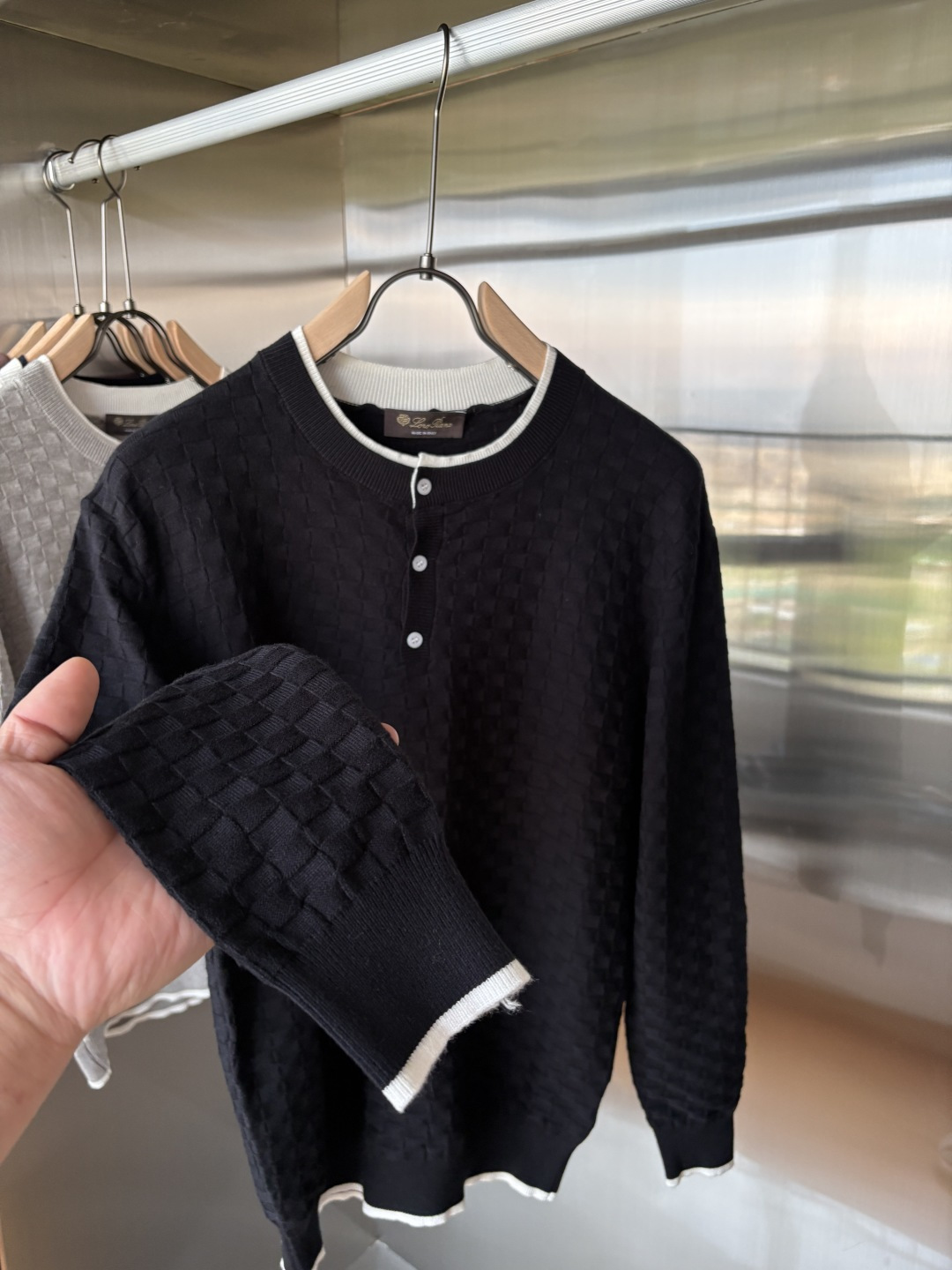 耗时王”菱形提花设计甄选超细优质纱线翻领短袖男士典藏款「耗时王」长袖针织奢雅工艺，触肤即高阶。• 匠心底