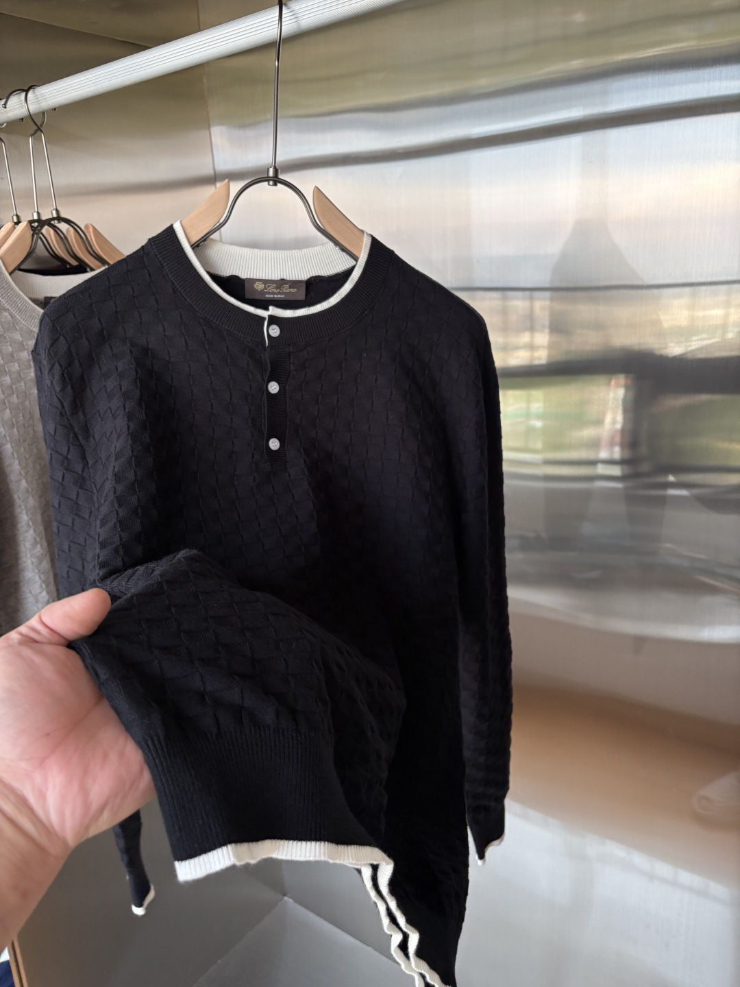耗时王”菱形提花设计甄选超细优质纱线翻领短袖男士典藏款「耗时王」长袖针织奢雅工艺，触肤即高阶。• 匠心底