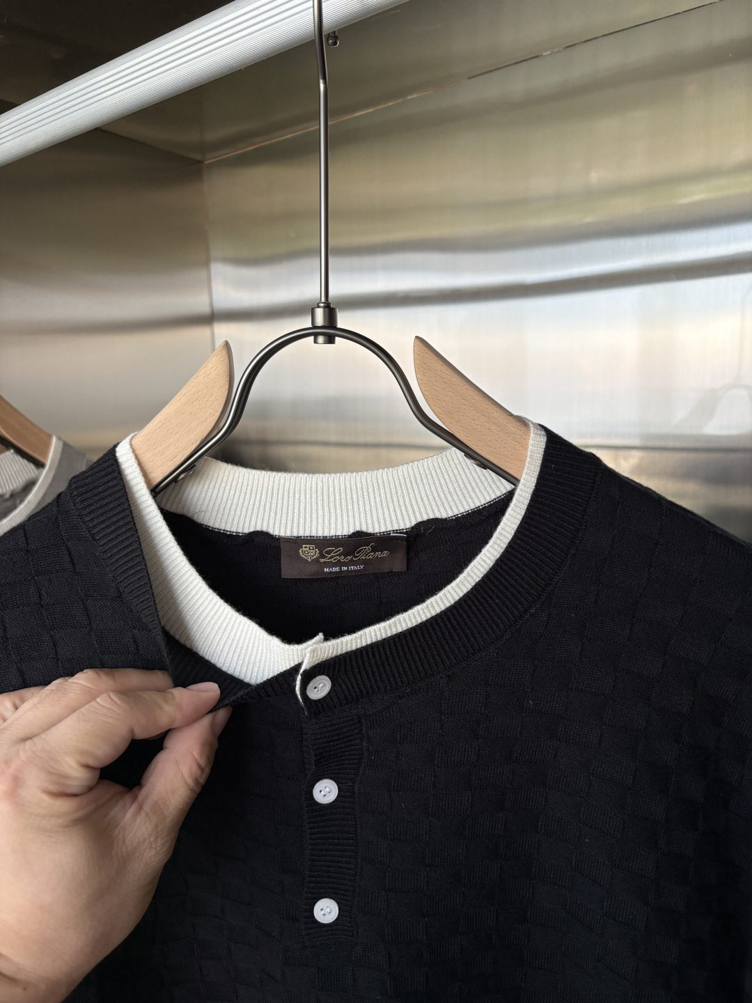 耗时王”菱形提花设计甄选超细优质纱线翻领短袖男士典藏款「耗时王」长袖针织奢雅工艺，触肤即高阶。• 匠心底