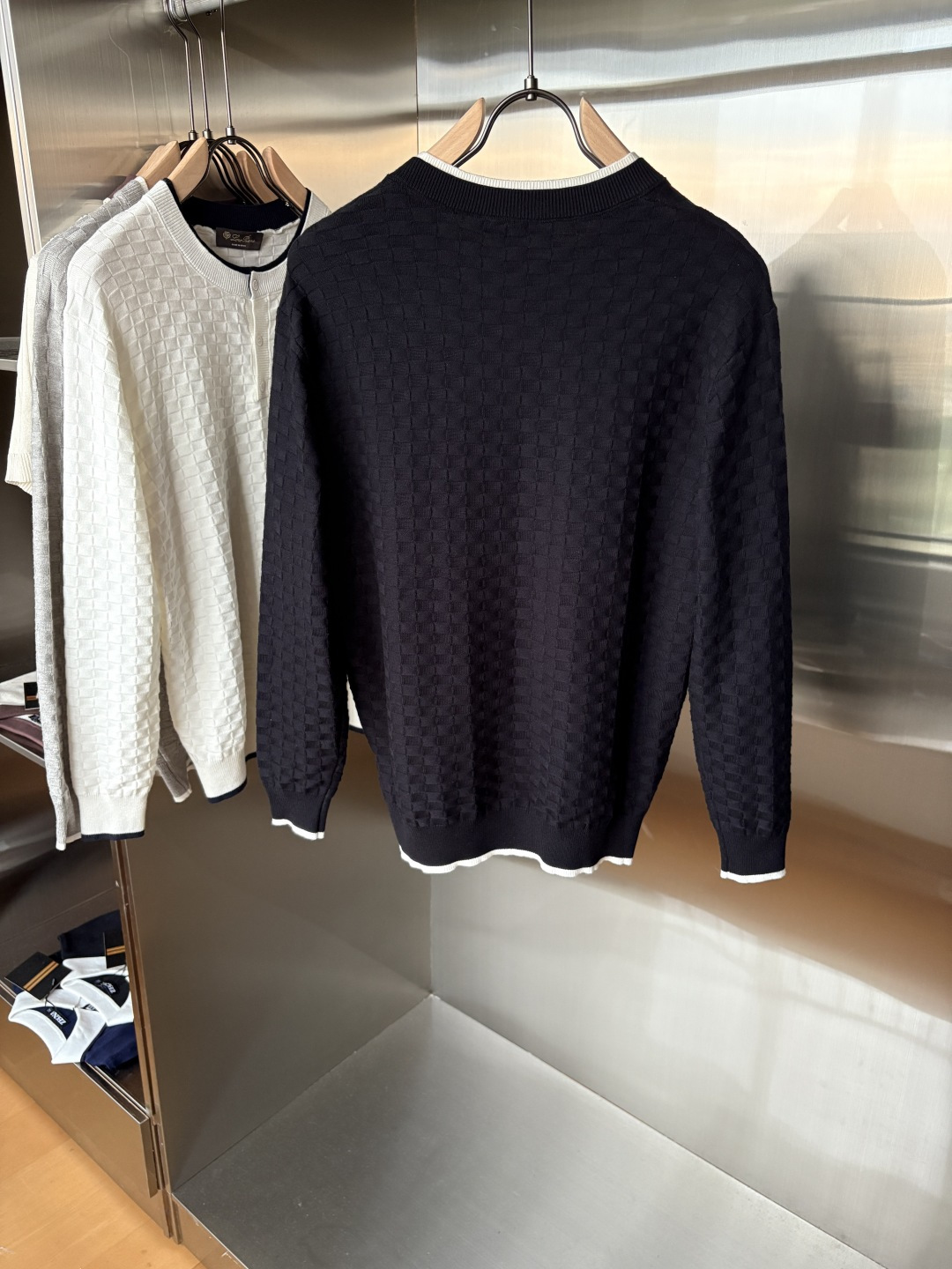 耗时王”菱形提花设计甄选超细优质纱线翻领短袖男士典藏款「耗时王」长袖针织奢雅工艺，触肤即高阶。• 匠心底