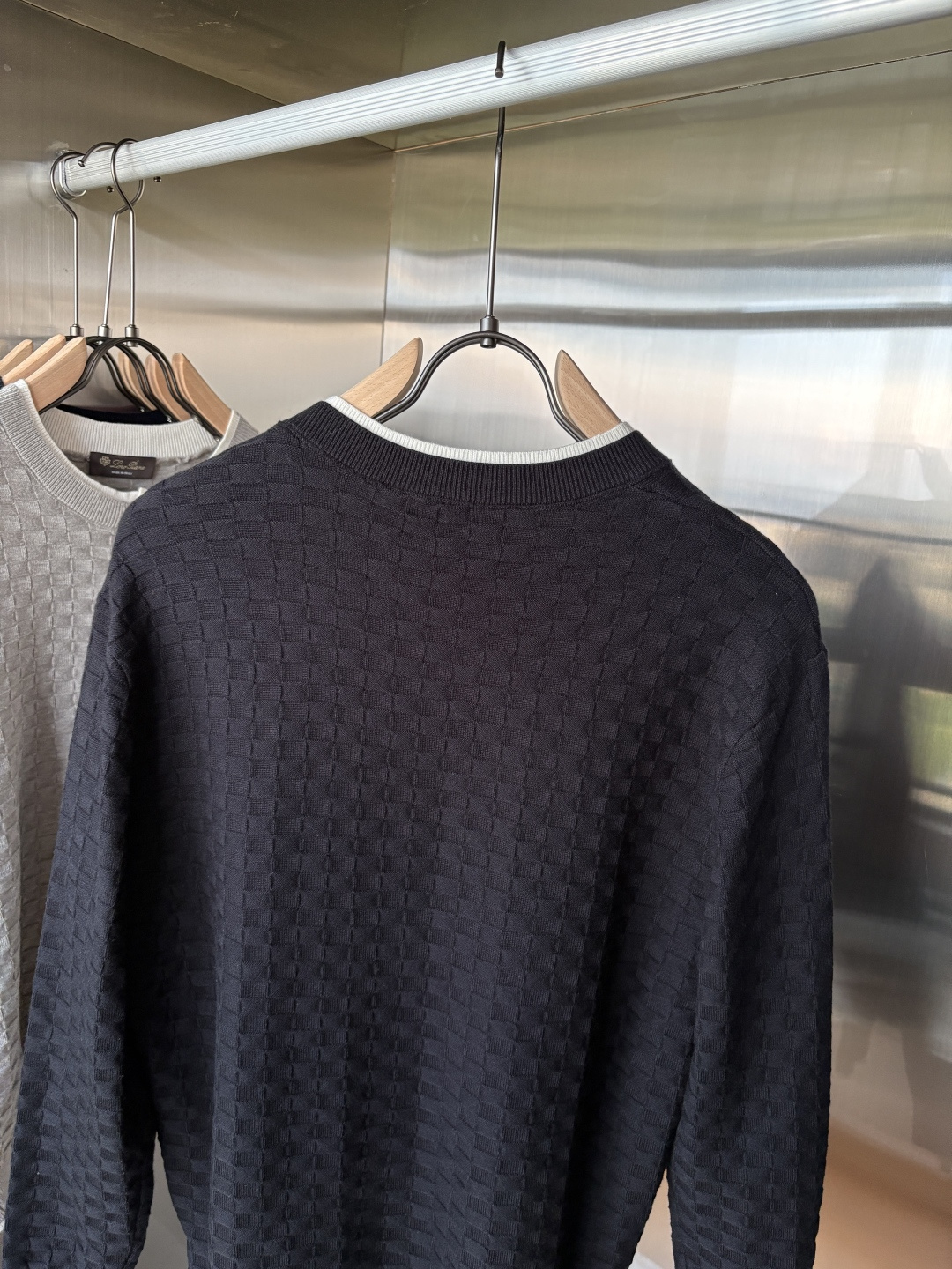 耗时王”菱形提花设计甄选超细优质纱线翻领短袖男士典藏款「耗时王」长袖针织奢雅工艺，触肤即高阶。• 匠心底